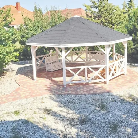 In Alsoers Mit Garten Und Terrasse Apartmán